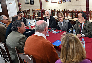 La alcaldesa durante la reunión con los representantes de la Peña