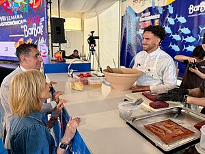 La alcaldesa asiste a la Feria del Atún de Barbate