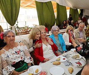La alcaldesa asiste a la inauguración de la caseta de los mayores en la Feria