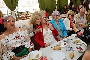 La alcaldesa asiste a la inauguración de la caseta de los mayores en la Feria