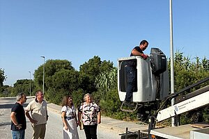 Susana Sánchez visita los trabajos de instalación de luminaria leed en La Guareña
