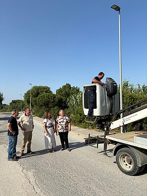 Susana Sánchez visita los trabajos de instalación de luminaria leed en La Guareña