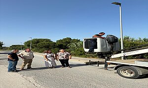 Susana Sánchez visita los trabajos de instalación de luminaria leed en La Guareña