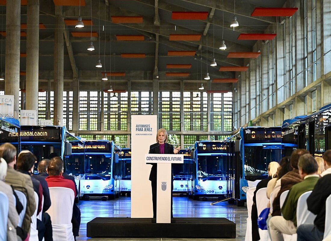 #htmlcaption-1 La alcaldesa presenta los nuevos autobuses de la zona urbana y rural