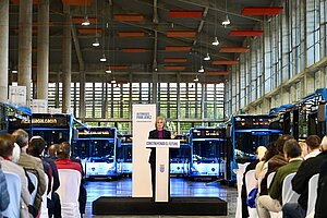 La alcaldesa presenta los nuevos autobuses de la zona urbana y rural