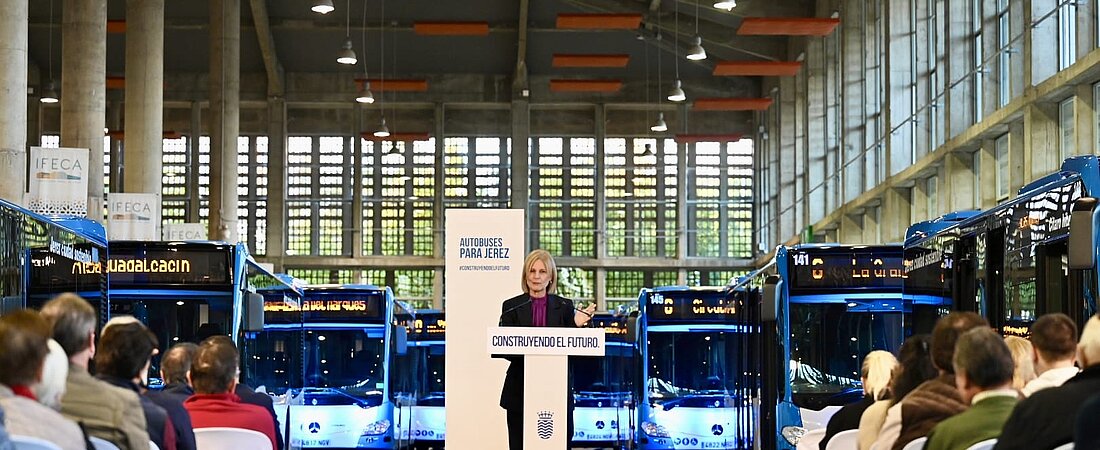 La alcaldesa presenta los nuevos autobuses de la zona urbana y rural
