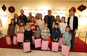 El delegado junto a los premiados