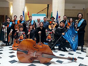 El delegado junto a representantes de las tunas durante la presentación del certamen