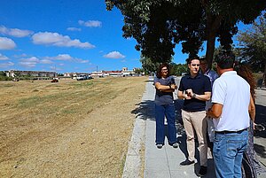 Jaime Espinar visita los trabajos de desbroce en La Milagrosa