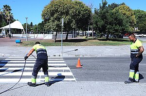 Trabajadores pintando los pasos de peatones