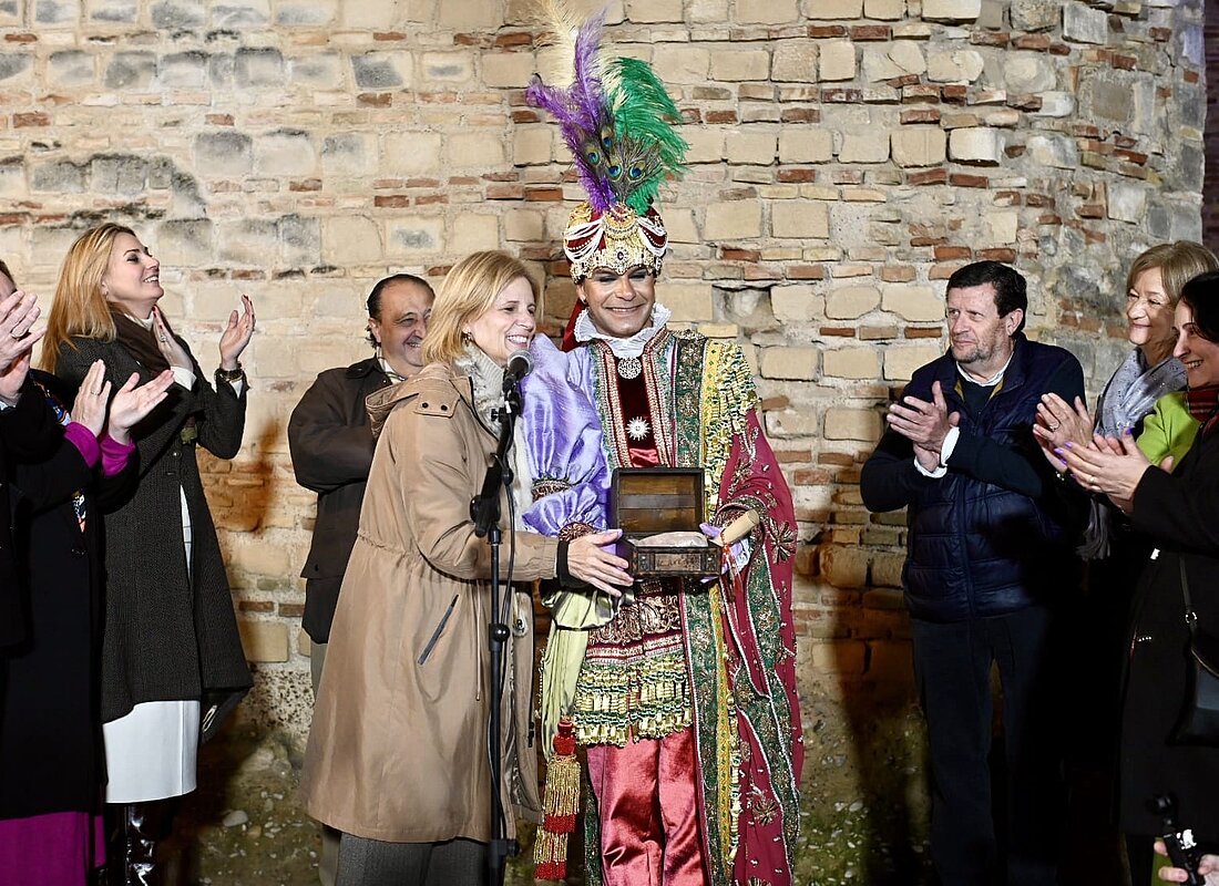 #htmlcaption-1 La alcaldesa recibe al Cartero Real en el Alcázar