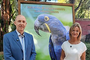 Carmen Pina ha asistido al apadrinamiento de los guacamayos jacinto