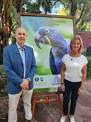 Carmen Pina ha asistido al apadrinamiento de los guacamayos jacinto