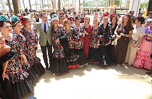 La alcaldesa y el presidente de la Junta han acompañado a las mujeres en el Templete Municipal