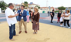 Los representantes municipales durante la visita
