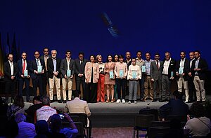 La alcaldesa junto a los premiados