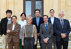 La alcaldesa junto a miembros del programa