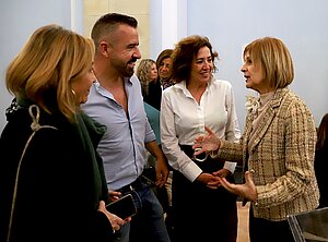 La alcaldesa saludando a miembros de la familia Morenatti