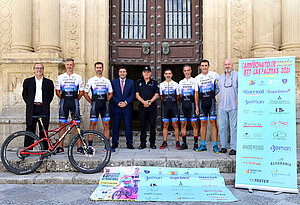 El delegado junto a los deportistas