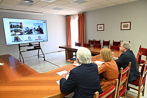 Alcaldesa mantiene una reunión telemática con representantes de Aena