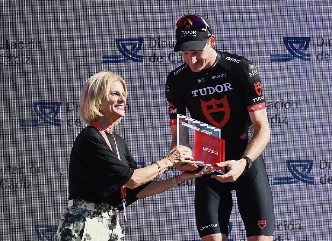 La alcaldesa entrega el premio al ganador de la 18ª etapa de la Vuelta España