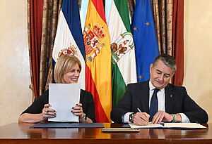 La alcaldesa y Antonio Sanz durante la firma del acuerdo