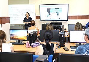 La delegada de Empresa ha visitado a los integrantes del Programa Magister en El Zagal