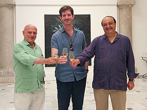 El delegado junto al artista en la inauguración de la exposición