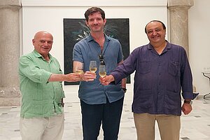 El delegado junto al artista en la inauguración de la exposición