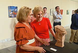 La alcaldesa asiste a la inauguración de la exposición de Ana María Sabido