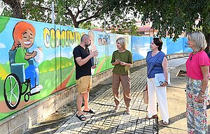 La alcaldesa ha visitado el mural que se está realizando en el CEIP Andrés de Ribera