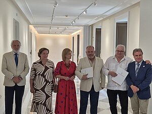 La alcaldesa asiste a la firma de la adquisición de una colección de vinos