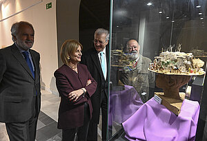 La alcaldesa inaugura la exposición de dioramas