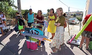 La alcaldesa acompaña a los vecinos de Mesas de Asta en el bus que les lleva a la playa