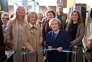 La alcaldesa inaugura el Rincón Violeta de la Biblioteca Central