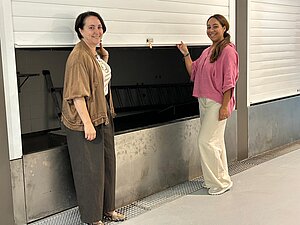 Nela García entrega las llaves de un nuevo puesto en el mercado de Federico Mayo