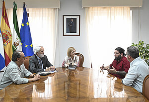 La alcaldesa se reúne con Asociación Cultural Las Cadenas