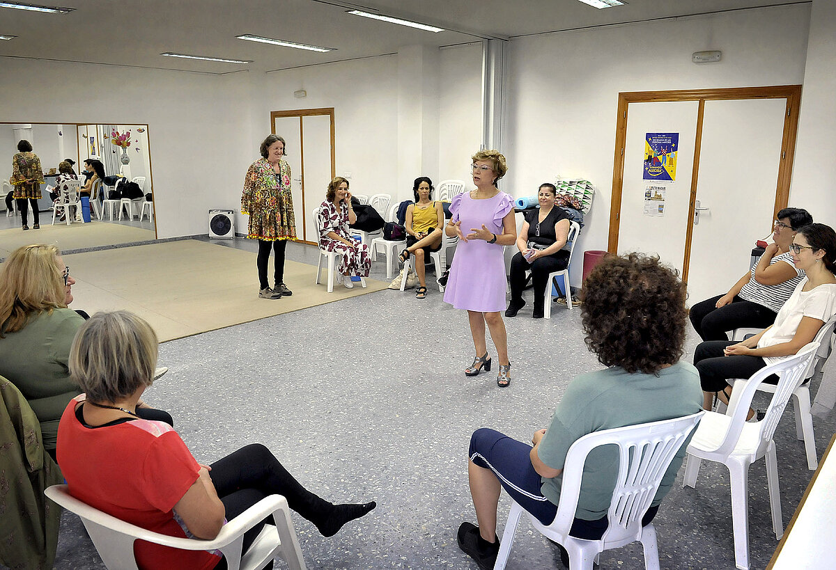 Carmen Collado asiste a la apertura del taller 'Me muevo por mi salud