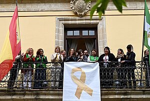 Despliegue del lazo dorado en el Ayuntamiento
