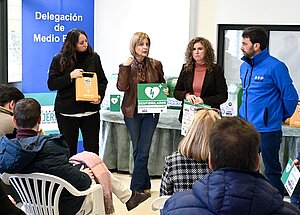 La alcaldesa durante la entrega de los desfibriladores