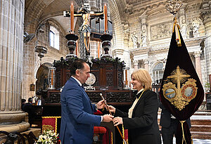 Alcaldesa entrega Bastón de Mando al Cristo de la Viga