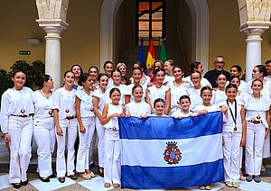 La alcaldesa ha recibido a las alumnas de la escuela Fredes Insa