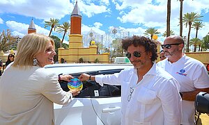 La alcaldesa agradece la implicación del sector del taxi con el Punto Violeta