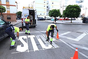 Trabajadores realizando labores de repintado 