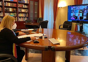 La alcaldesa durante la reunión
