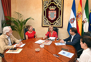 La alcaldesa durante la reunión