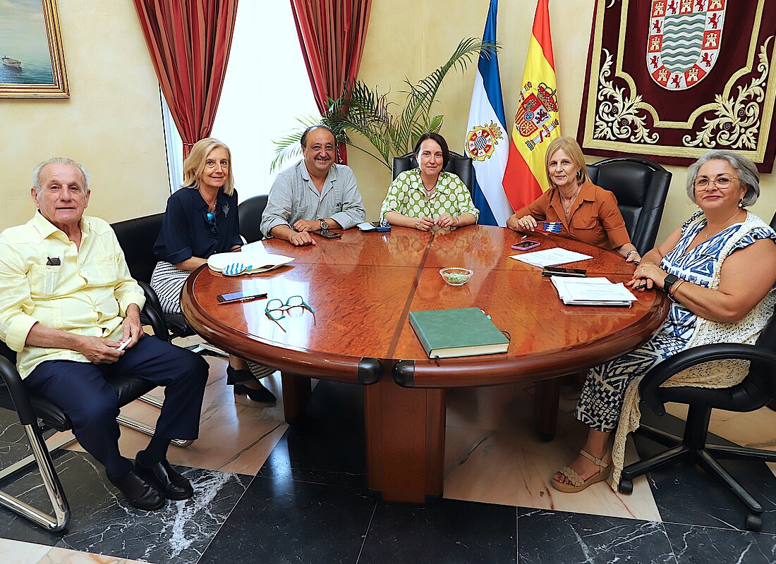 Alcaldesa se reúne con la asociación de Reyes Magos