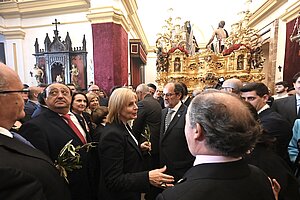 Fotografía de archivo de la alcaldesa con la hermandad