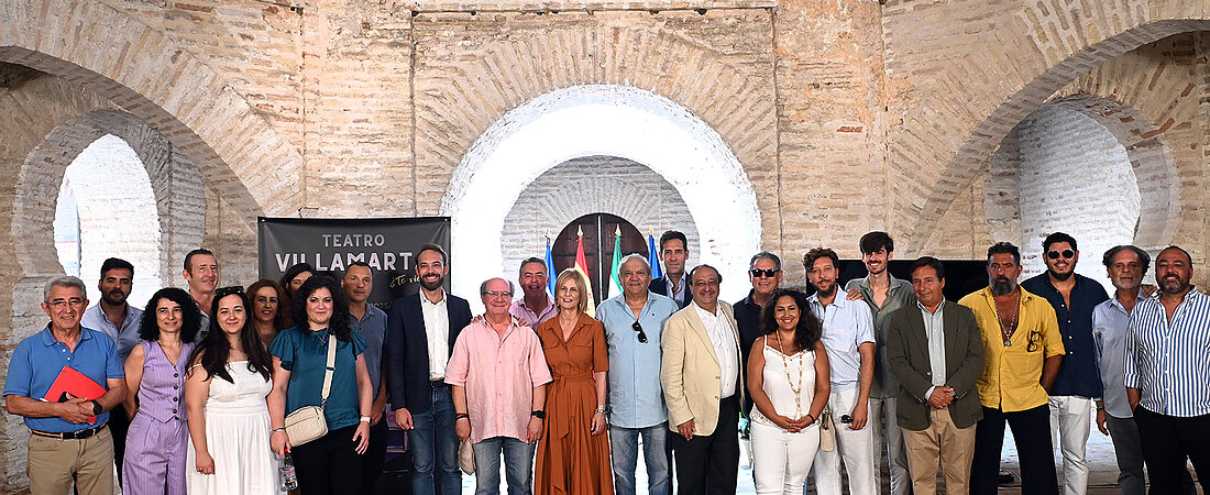 Fotografía de familia de la presentación de la temporada nueva del Villamarta