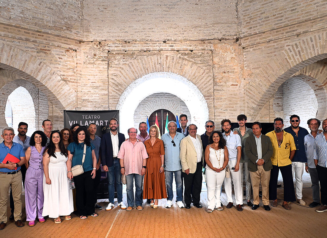 Fotografía de familia de la presentación de la temporada nueva del Villamarta